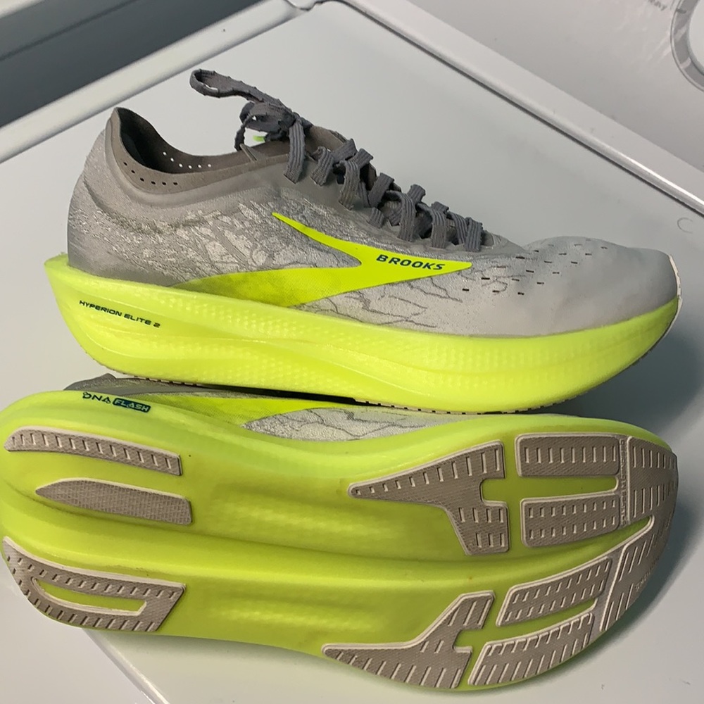 BROOKS - Picture 6 of 9
